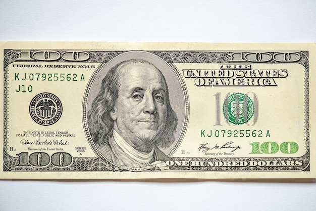 Фото Банкнота в 100 долларов сша на белом фоне