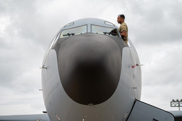 Foto lo staff dell'aeronautica americana sgt kijuan edmond 909th aircraft