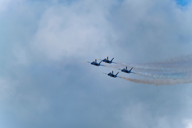 Foto gli aerei blu statunitensi si esibiscono nello show aereo