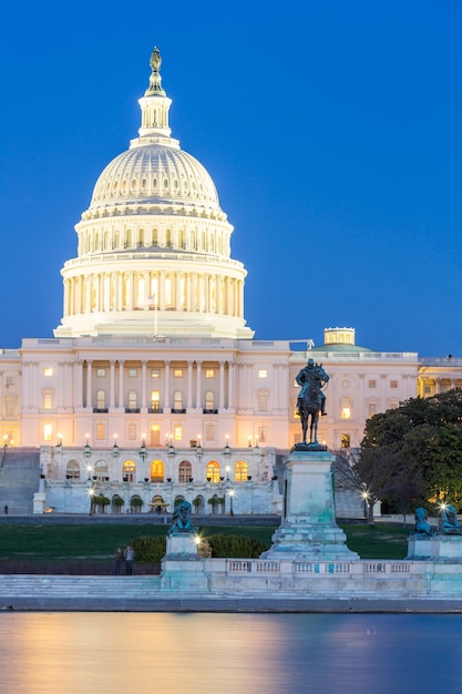 写真 米国議会議事堂の夕暮れ