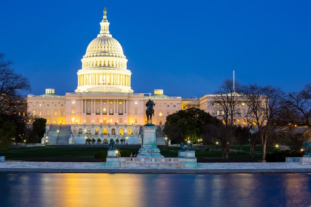 写真 米国議会議事堂の夕暮れ