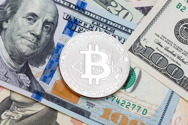 写真 銀のビットコインで覆われた米国の通貨