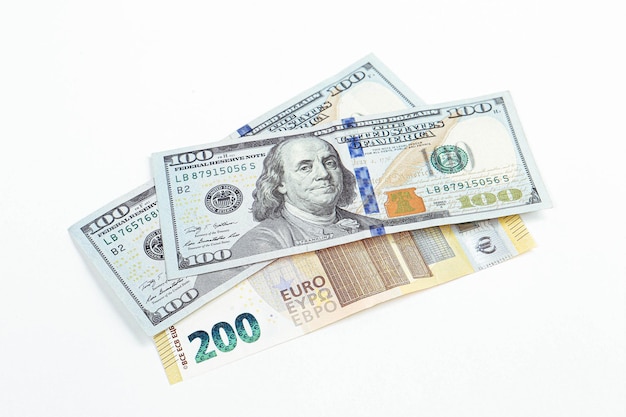 Банкноты доллара США и евро