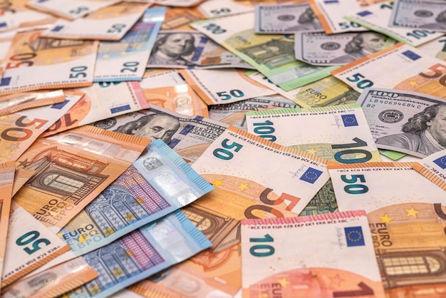 Dollaro statunitense ed euro come due principali valute mondiali. affari e finanza