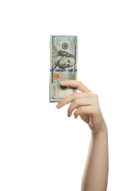 백색 바탕에 여성의 손으로 표시된 미국 달러 현금 100달러 지폐