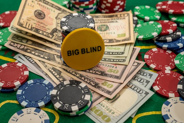米ドルはゲームテーブルでトランプとポーカーチップをプレイします。カジノの勝利。ジャックポット