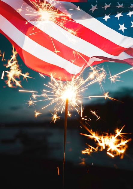 Foto bandiere statunitensi con collage di fuochi d'artificio