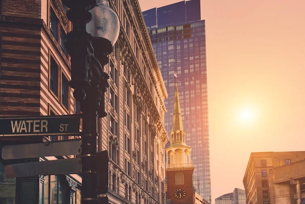 Photo usa boston historic cetner in downtown near freedom trail and old statehouse