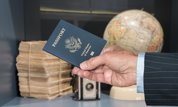 Foto cittadino usa con passaporto e mappamondo e fotocamera