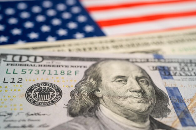 Foto banconote in dollari statunitensi con bandiera americana concetto commerciale e finanziario