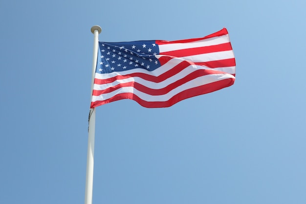 Photo usa flag america on a mat in the wind and blue sky