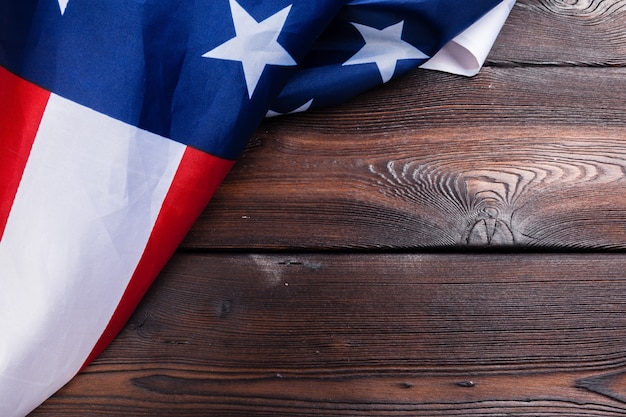 暗い木製のテーブル背景にアメリカ国旗