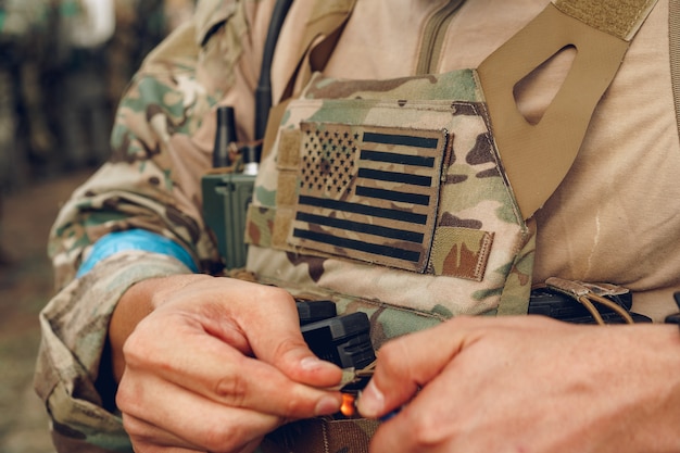 사진 미국 군인의 군복에 미국 국기 패치를 닫습니다.