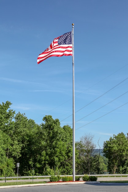 アメリカで青い空にポールにアメリカの国旗