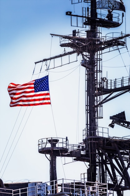 Photo usa flag waving on a battle ship