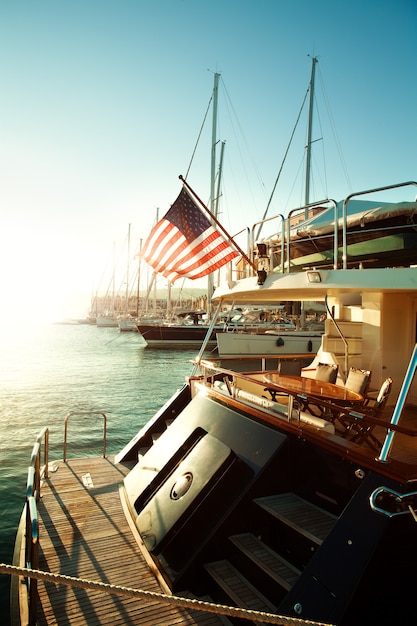Флаг США и яхта в море, начало американского путешествия