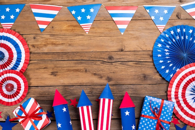 Foto celebrazione del giorno dell'indipendenza degli stati uniti patriottismo e concetto di vacanze primo piano con bandiera di caramelle e stelle al 4 luglio festa dall'alto su sfondo di legno