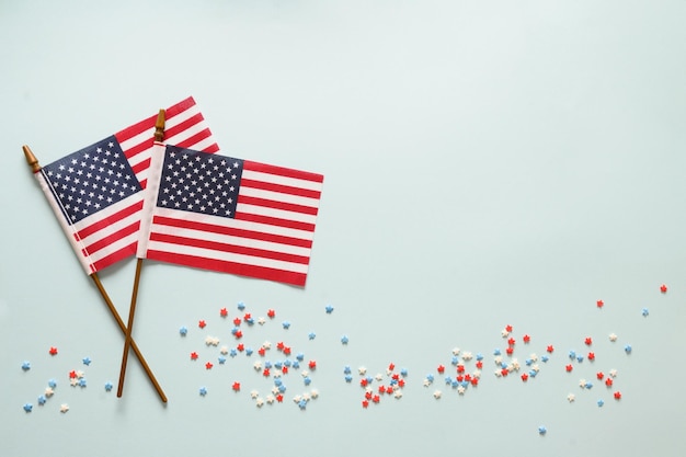 Photo usa independence day concept with american flags on blue