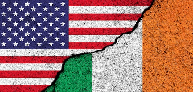 ひびの入ったコンクリートの壁に描かれた米国とアイルランドの旗米国アメリカパートナーシップ関係と紛争の概念バナー背景写真