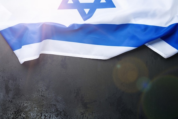 Фото Флаги сша и израиля два американских и израильских флага лежат на черном старом бетонном фоне напротив друг друга, передавая партнерство между двумя государствами через основные символы этих стран