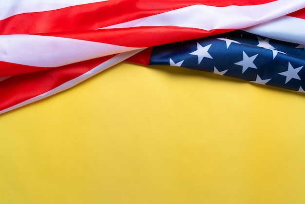 Giorno degli sua e concetto di festa dell'indipendenza, bandiera degli stati uniti d'america su fondo giallo