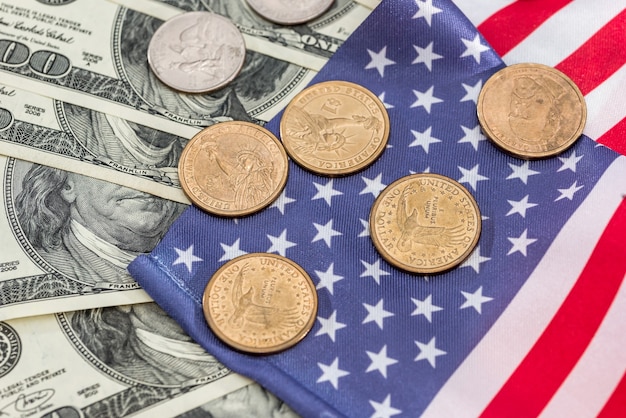 Usa munt met dollar biljetten op vlag van amerika