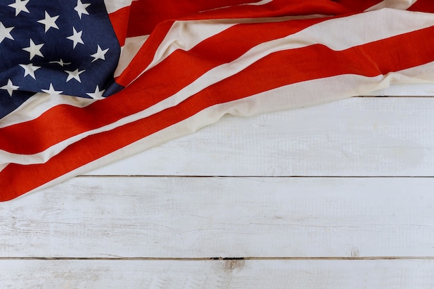 アメリカの国民の祝日記念日木製の背景にアメリカの国旗