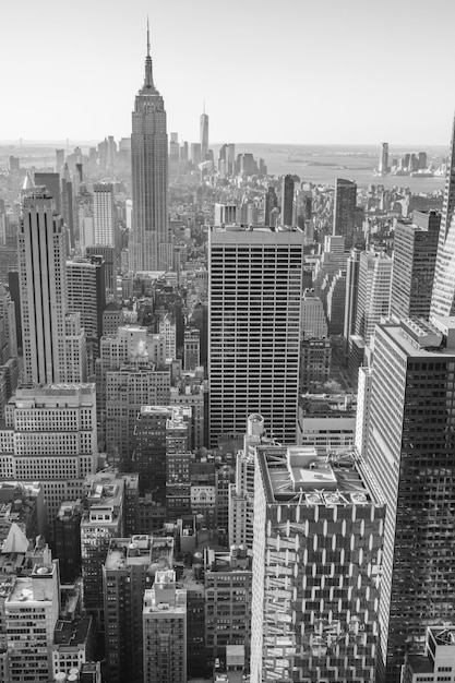 США Нью-Йорк Манхэттен центр города с освещенным Эмпайр Стейт Билдинг и небоскребами на рассвете Черно-белые цвета
