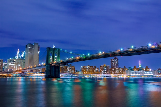 Stati uniti d'america. notte di new york city. ponte di brooklyn e manhattan