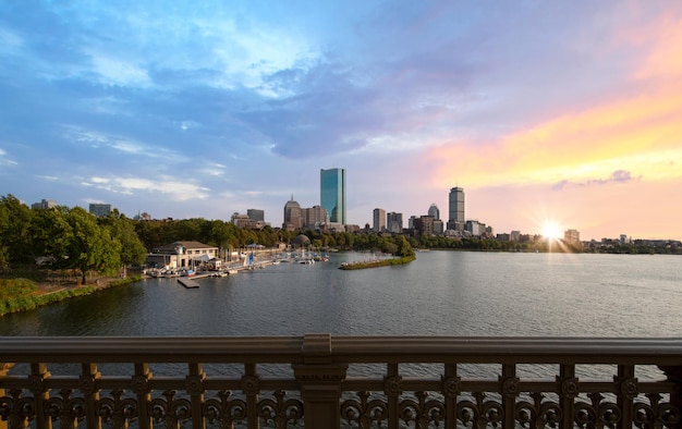 Photo usa panoramic view of boston skyline and downtown from longfellow bridge over charles river