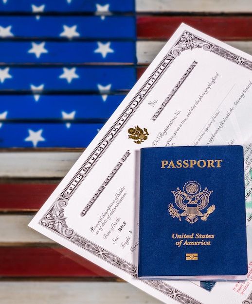 Foto passaporto usa e certificato di naturalizzazione sulla bandiera degli stati uniti