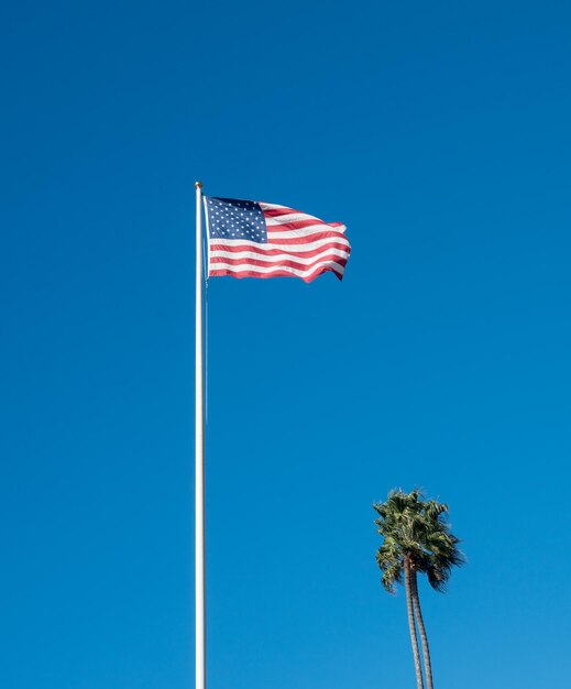 USA sterren en strepen vlag tegen blauwe hemel