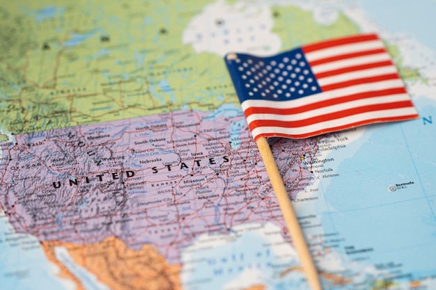 写真 世界地図上のアメリカのアメリカ合衆国の旗。