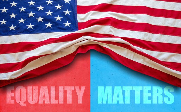 USA vlag en GELIJKHEID ZAKEN tekst op rode en blauwe kleur achtergrond