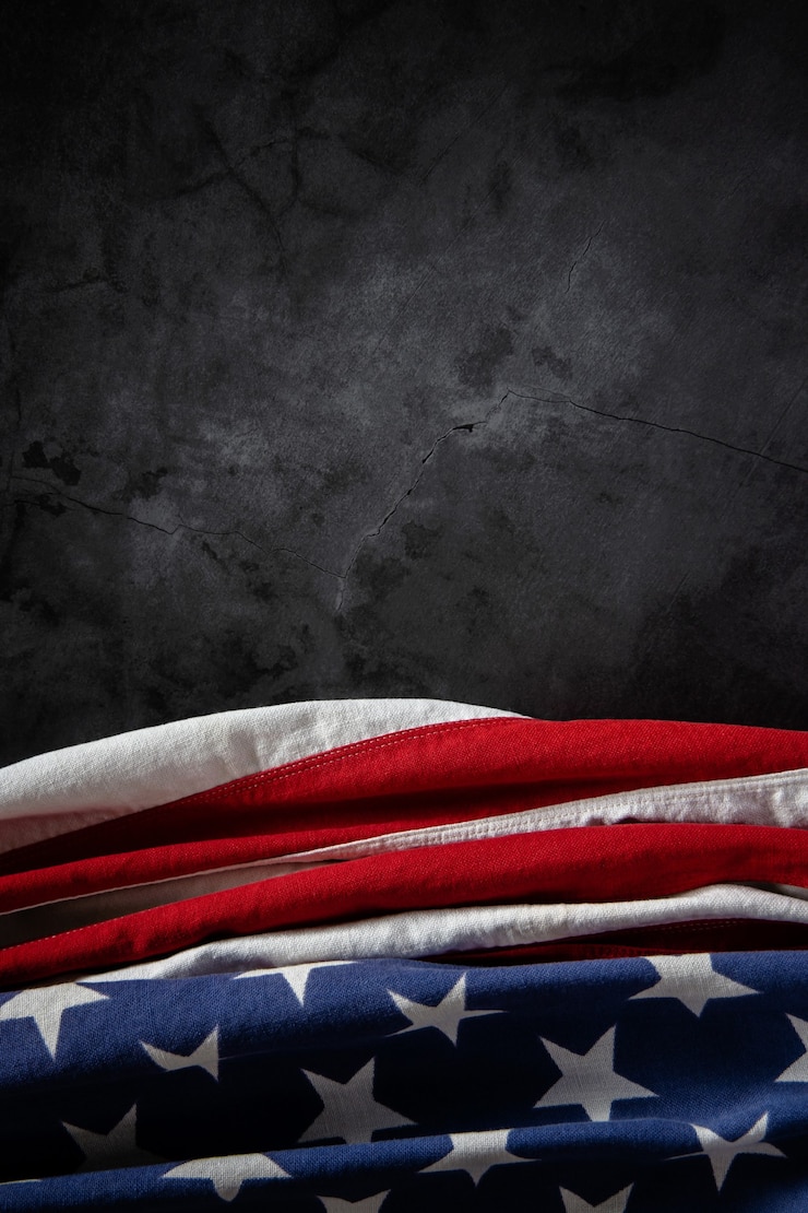Foto usa vlag liggend op cement achtergrond.