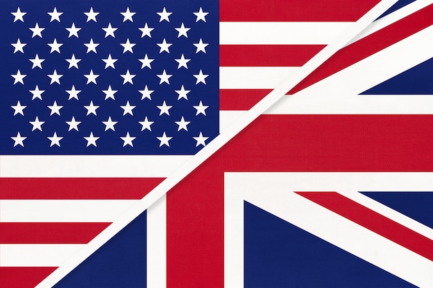 Foto bandiera nazionale usa vs gran bretagna dal tessile. relazione, tra paesi americani ed europei.