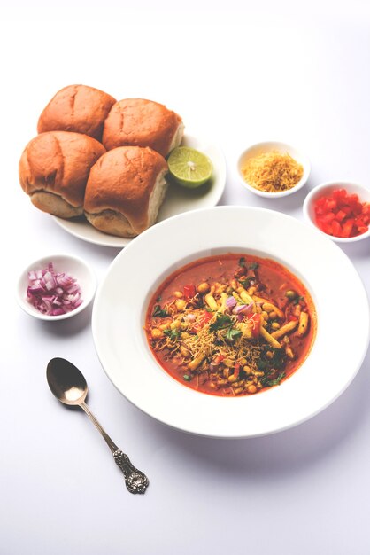 Usal 또는 Misal Pav는 인도 마하라슈트라의 전통 채팅 음식입니다. 변덕스러운 배경 위에 제공됩니다. 선택적 초점