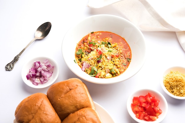Usal of Misal Pav is een traditioneel Chat-voedsel uit Maharashtra, India. Geserveerd op humeurige achtergrond. Selectieve focus