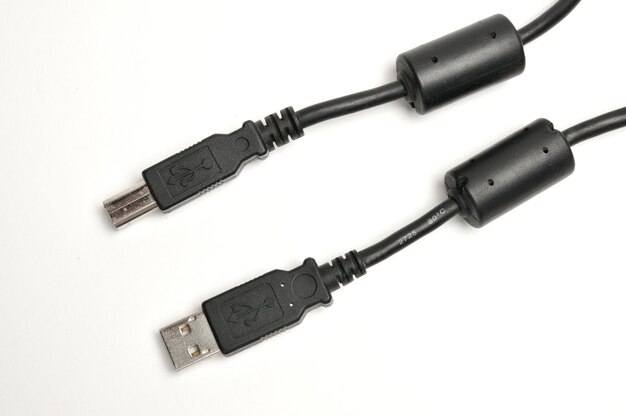 Foto usb a en usb b printer plug kabel op witte achtergrond