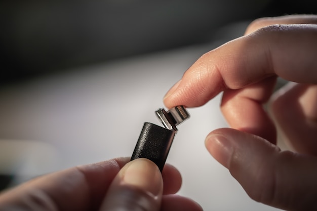 USB 케이블은 손에 자석 부착물로 접을 수 있습니다.