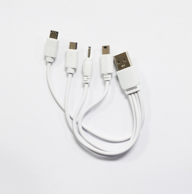흰색 배경에 고립 된 USB 케이블