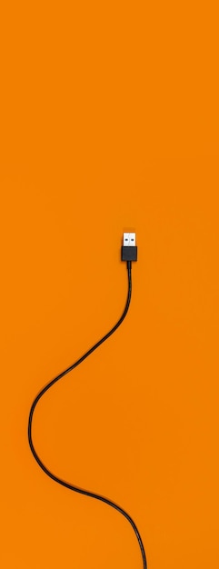 USB-draden op een gele achtergrond