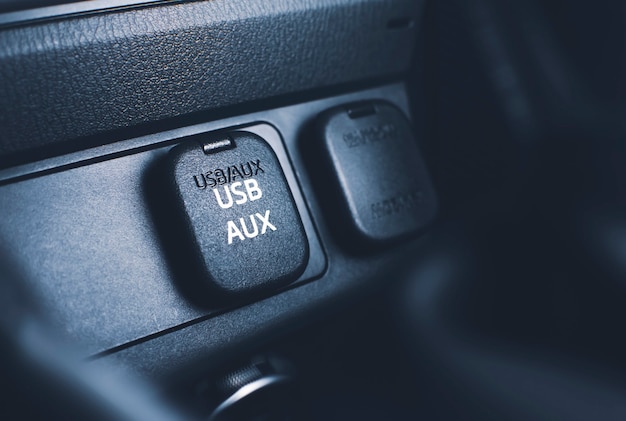USB- en AUX-poortconnector op consolepaneel in de auto