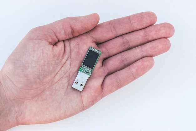 USB-накопитель в руке