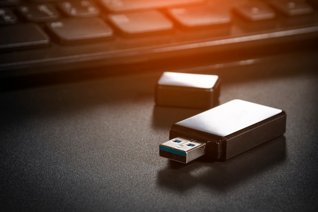 USB-накопитель и карта памяти выше компьютера. место на офисном столе