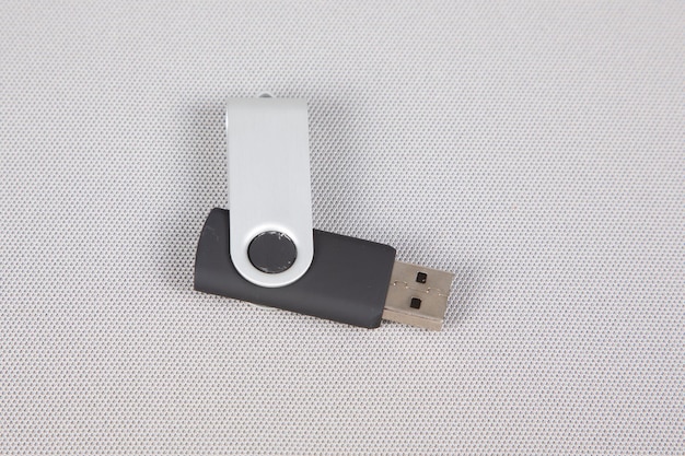 흰색 배경에 USB 플래시 드라이브 열기