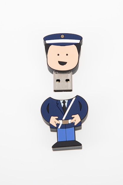 Usb flash key drive geüniformeerde politieagent vormige cartoon open op witte achtergrond