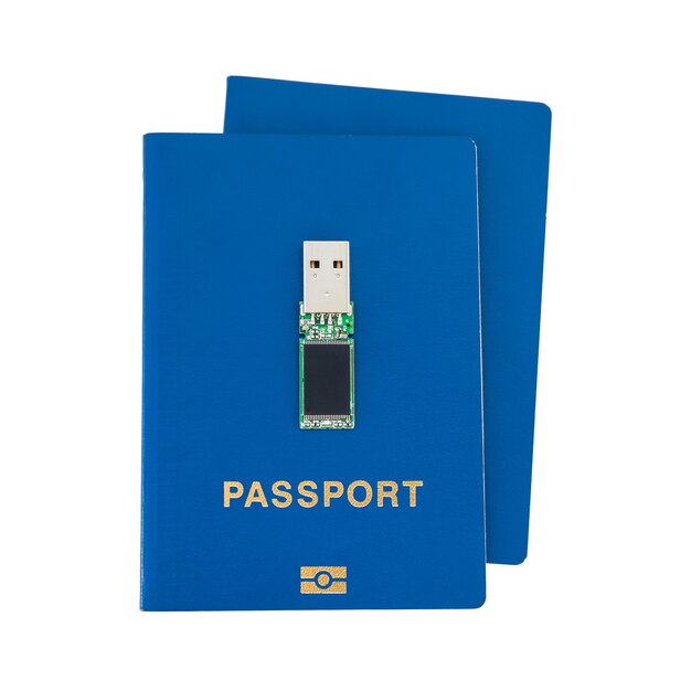 Foto flash usb sopra un passaporto blu su sfondo bianco