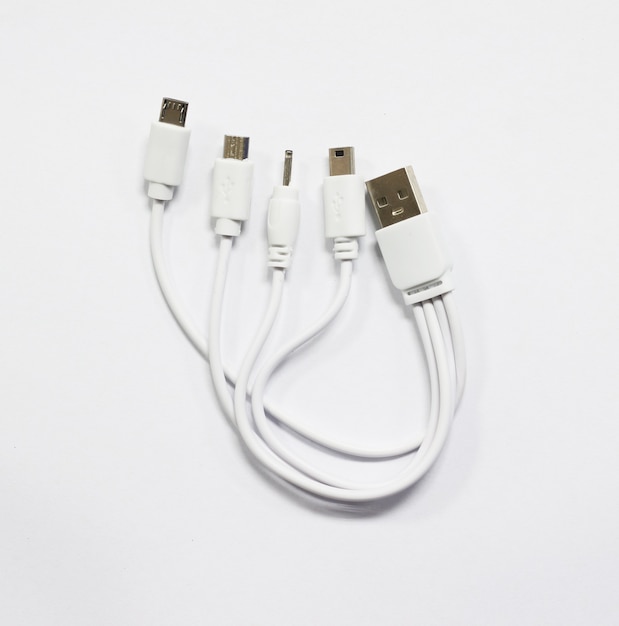 Usb-kabel geïsoleerd op witte achtergrond