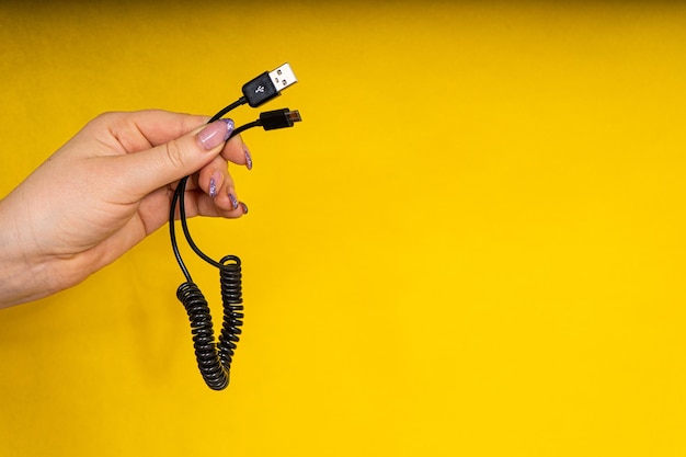 USB-kabel in de hand close-up Je telefoon opladen